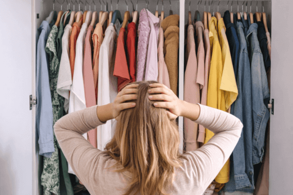 Por que guardar roupas por tipo pode atrapalhar em guarda-roupas pequenos